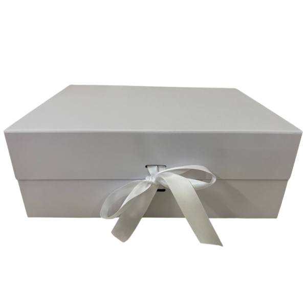Magnetic closure box with ribbon